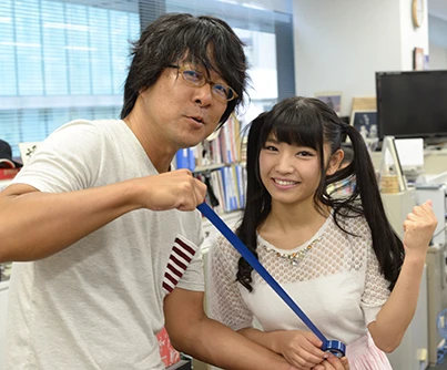 「週プレNEWS」の貝山弘一編集長が里菜ちゃんにミッションを依頼! 今回の成功の鍵の“青いビニールテープ”を手渡す