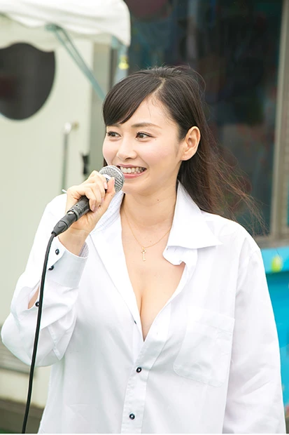 MC担当中の杉原杏璃さん。円滑にイベントが進むよう出演者、参加者に気を配っていた