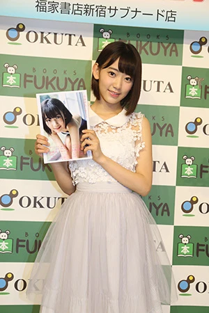 指原莉乃も懐かしのスク水に感涙し「可愛い可愛い」連呼。ＨＫＴ４８宮脇咲良ファースト写真集が絶好調！