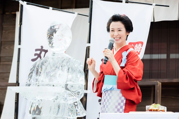  男性が好むポーズをとっさにしてくれる姉さん！　右手の位置がかわいすぎる！