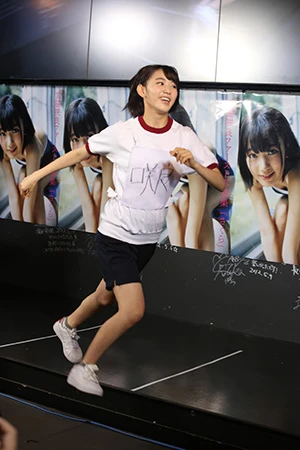  体操服姿に着替えて、イベント会場で運動に挑戦。“エヴァ走り”としてファンに知られる奇妙な走り方だが、どちらかというと体操選手の助走に似ている？