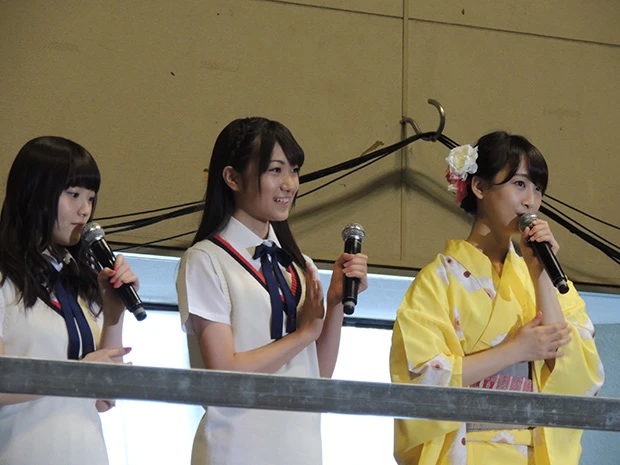 サプライズでメンバーが登場! 木本花音ちゃん(左)と一色嶺菜ちゃん(中)