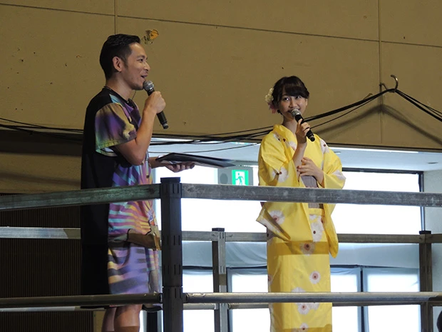 鉄平氏(左)と一緒にまずクイズの説明をする玲奈ちゃん