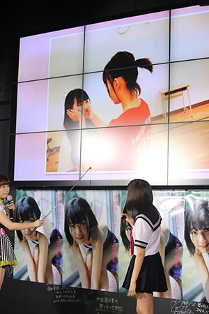  宮脇が可愛がるＨＫＴ４８の３期生、矢吹奈子、田中美久、荒巻美咲の秘蔵写真も公開。写真は宮脇が田中に「ほっぺむぎゅー」をしかけて楽しんでいるシーン