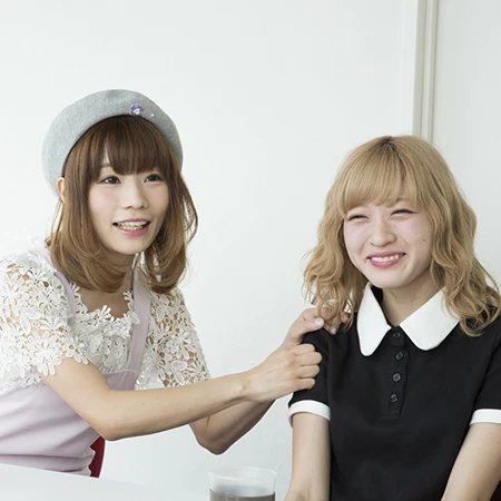  （右）ボーカル・ギター担当、すぅこと吉田菫