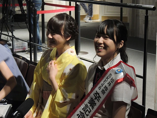 研究生公演を２人並んで鑑賞