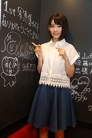 イベント終了後、会場の壁にメッセージを記入。「苦手な運動とかいろんなことをさせられたんですけど（笑）、ちより（中西智代梨）が盛り上げてくれたので楽しかったです！」