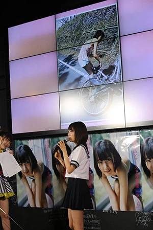 写真集の未公開カット。ロケ前は「自転車に乗れる」と豪語していた宮脇だったが、実はまっすぐ走るだけでカーブを曲がれないことが発覚。手押しで曲がろうとする恥ずかしい瞬間を公開