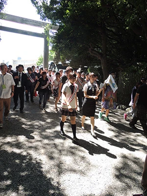 勝ち抜いた３１人のファンと一緒に熱田神宮に