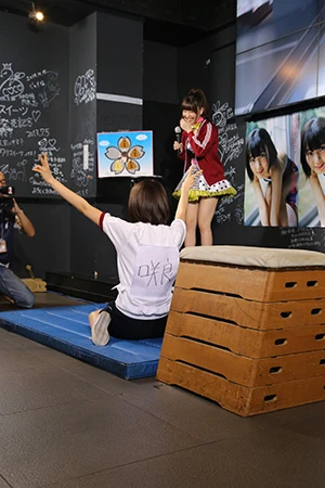  小学生用５段の跳び箱に挑戦。低すぎてむしろ跳びにくそうだったが、見事に成功してご覧のポーズ！