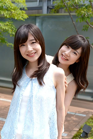 (左)妹のRIKA (右)姉のMIKA