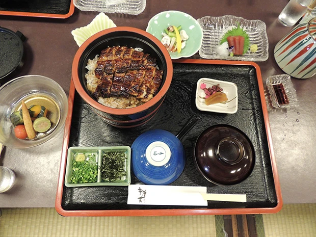 全員で食べた、超豪華ひつまぶし懐石。あまりの量に食べきれない人も……