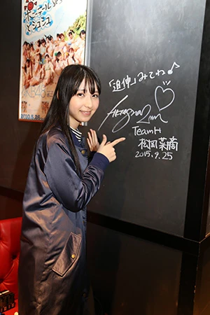 ＨＫＴ４８メンバーもサプライズ出演！ 松岡菜摘の初写真集『追伸』限定イベントに潜入