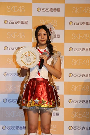 「応募抽選ではメンバーのサインやシルエットが入ったオリジナルカレー皿も当たります！」（古畑奈和）