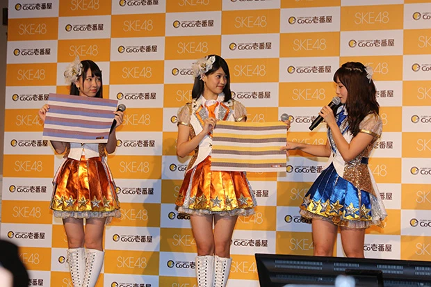 第２弾のプレゼントはその場で当たるオリジナルランチョンマットは柴田阿弥ちゃんのアイデアを採用。「いつもの手料理もランチョンマットを使うと、表参道にあるカフェの料理のように演出できます」（柴田阿弥）