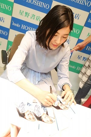 追加のサプライズプレゼントにサイン。『当たった方は大切にしてほしい』とコメントも