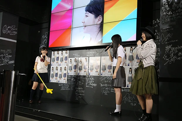 朝長美桜(右)がサプライズ参加。3人がステージに登場する神イベントに