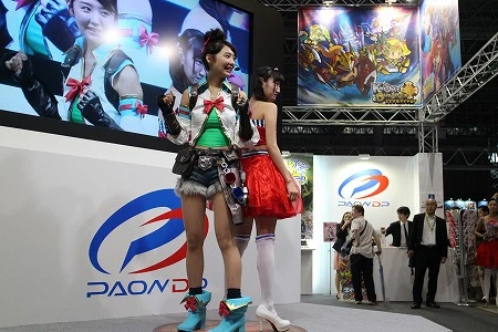 尻相撲対決スタート！　１戦目はふたりのお尻が合わず、ののかちゃんが勝利するも仕切り直しに