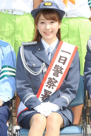 スカート姿で一日署長を務めた三上真奈アナ。“ミカパン”のハプニング写真をめぐる攻防が！