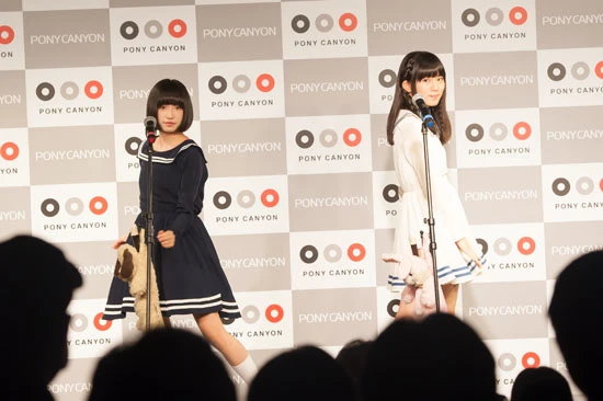  初披露となった衣装のセーラー服姿で登場したふたり