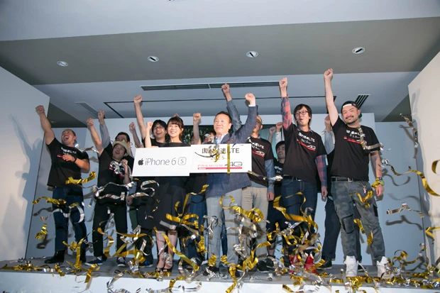  『ｉＰｈｏｎｅ６ｓ／６ｓＰｌｕｓ』のカウントダウンイベントの様子。中央は高畑充希とＮＴＴドコモの加藤薫社長