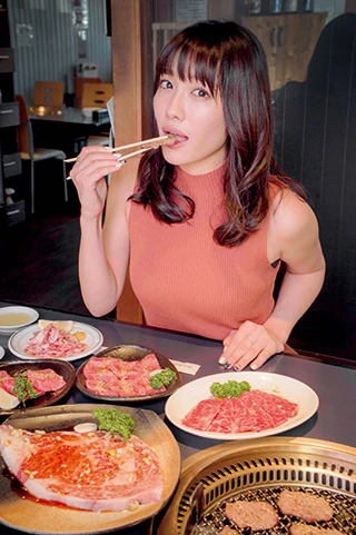  奥の皿から時計回りに、豚のコリコリ軟骨（４８０円）、上タン塩（１２５０円）、和牛月波カルビ（９００円）、黒毛和牛Ａ４リブロース（２２００円）、カイノミ（１６００円）＊価格は税込み