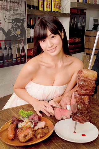  左の皿は、牛・豚・鶏を含む、炭火焼きシュラスコ５種コース（１６５０円）。右のシュラスコは、炭火の中で回しながら焼かれ、一人前分をスライスして提供！