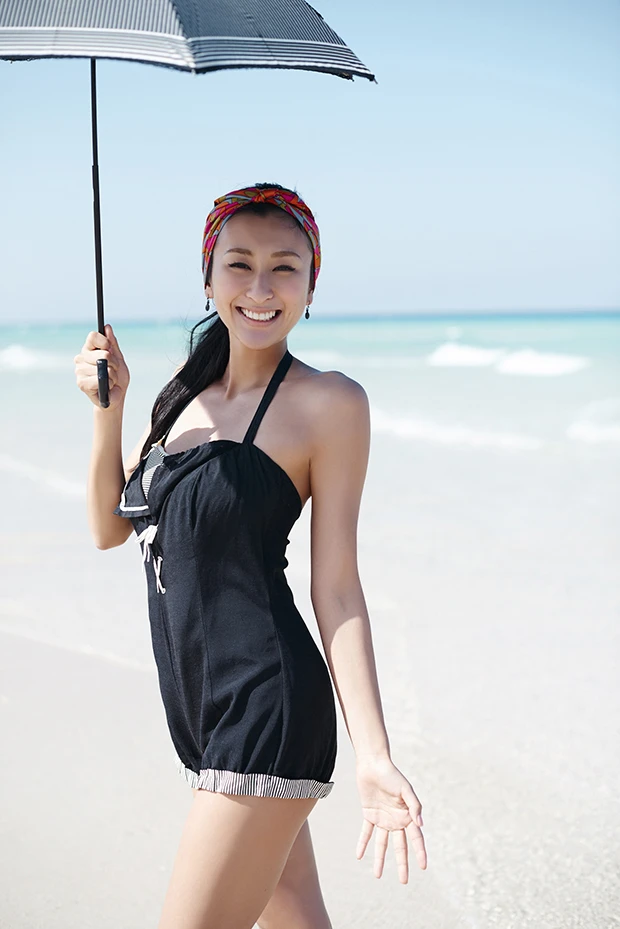 マリリン・モンローをイメージして、ビーチを闊歩したショット!笑みがこぼれてます!