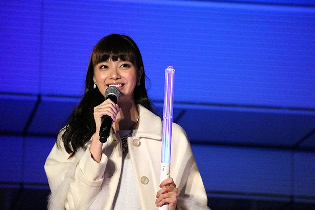 理想のタイプは『ウォーキング・デッド』のワイルドなあの男優！ スカイツリーのクリスマスイルミネーション点灯で新川優愛が告白