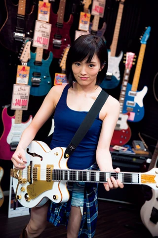 今回は、ギターに囲まれての撮影となった