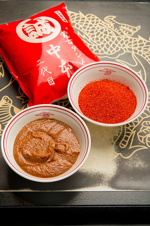 秘伝の味噌ダレと特製の唐辛子