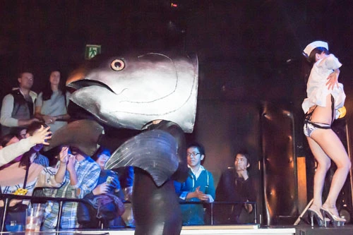  観客に大人気だったマグロ人間。後ろはちゃんと切り身の断面になっている