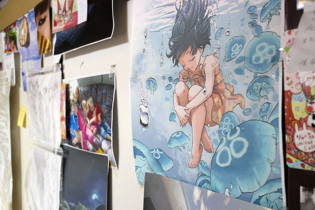 壁には自分のイラストやスウェーデンにいる家族の写真などが貼られていた