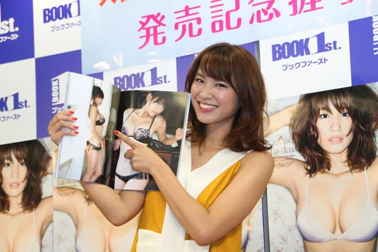  一番のお気に入りだという黒いランジェリー姿のページを披露する久松