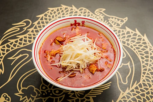 「北極ラーメン」(830円税込み)。初心者にはオススメできない唐辛子満載の超激辛ラーメン