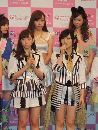 冒頭、「NMB48のホームベースこと山本彩です」と挨拶したが誰も笑わず、すべってしまった、さや姉(前列右)