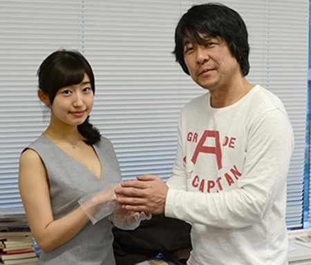 潔癖症ゆえにビニール手袋を着用し、「週プレNEWS」貝山弘一編集長と握手する寺田御子ちゃん