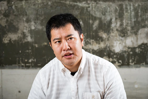 仁侠映画に出てきそうな渋い表情を見せる安村さん