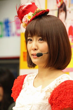 「年齢を気にしたら何もできない!」CDデビューの小林麻耶アナがミニスカで美脚披露も2度の涙で“失格”?