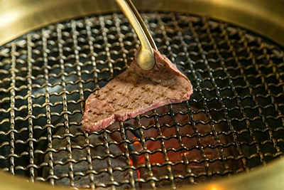 肉はできる限りレアのほうが、タンパク質を効率よく体内に吸収できる。焼き肉なら表面をサッと焼く程度で食べたい