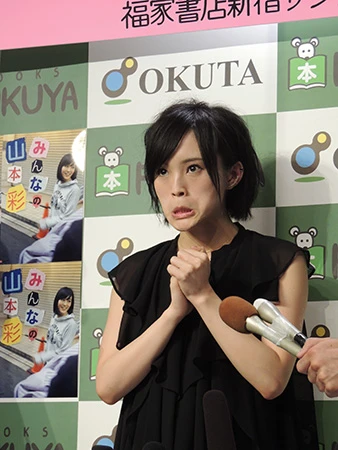 報道陣から変顔を求められた彩ちゃんはまずはゴリラを披露。ええーっ、サービスしすぎ~?