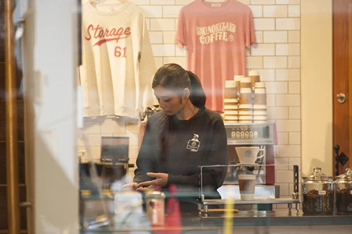 グラビアで大反響の片山萌美がバイトしている珈琲店を“見つけてしまった”！ 会いにいける看板娘に大興奮