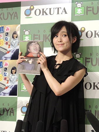 会見最後にも再び変顔を求められ、写真集の中のカットと同じ、チャームポイントのアゴを突き出した表情を見せてくれた