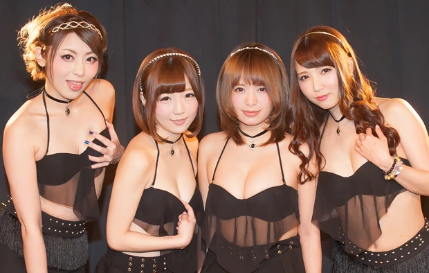  ミリオンガールズＺ。左から今回卒業した桜井あゆ、佐倉絆、星美りか、友田彩也香。ＡＶ女優のライブは、作品とは違った彼女たちの表情が見られるため、ファンに人気だ