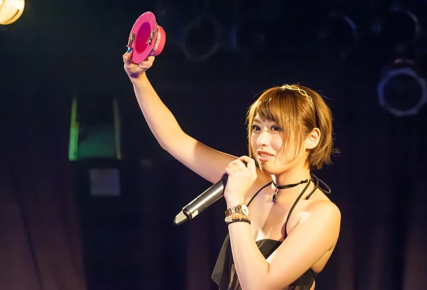  思い出がつまったピンクハットの衣装小道具を手にする桜井