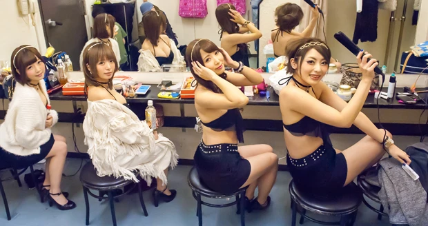  ライブ直前の楽屋にて。ラストライブ前夜、４人でご飯を食べたというＭＧＺメンバーは、公私共に結びつきが強い