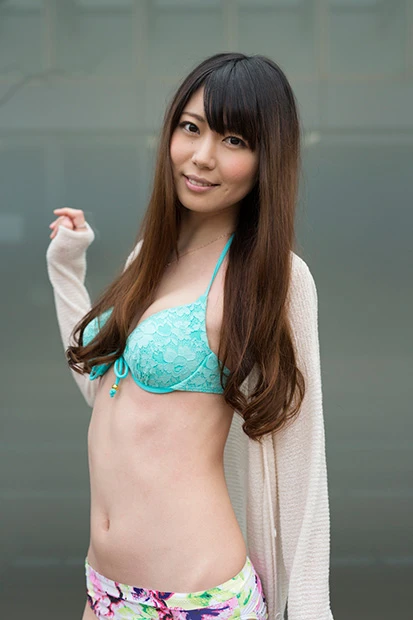 美人プロ雀士で完璧すぎるルックスと話題の東城りお。初の水着ＤＶＤで美脚、スレンダーボディを全開！