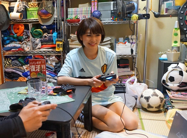 ババンギダも感動！？ “ウイイレ”２０周年記念イベントは美女とふたりっきりで男部屋プレーしちゃえる！