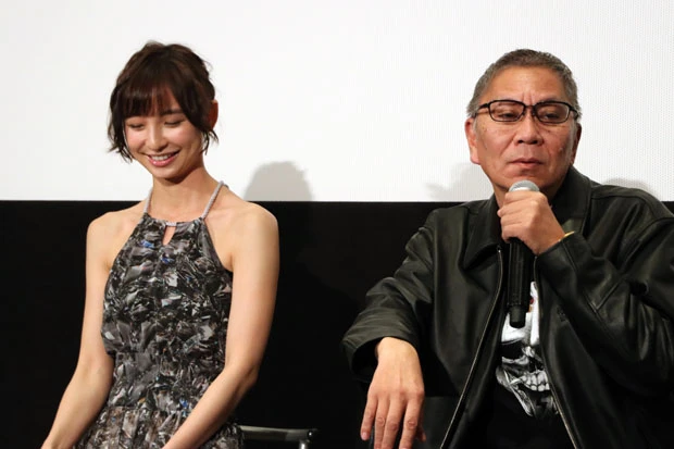  三池監督からの褒め言葉に照れる篠田