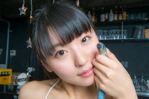  小さいながらも尖った歯にイカツイ顔で“海のエイリアン”と呼ばれるワラスボと２ショット